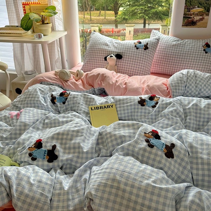 91家纺网 家纺一手货源 找家纺 耀达家居 2025新款A类水洗棉毛巾绣四件套 蓝格腊肠狗