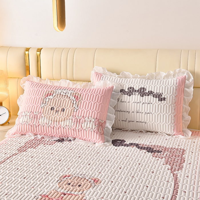 91家纺网 家纺一手货源 找家纺 炫拼家纺 2025新款凉感丝印花床裙款乳胶凉席三件套 爱丽丝小熊