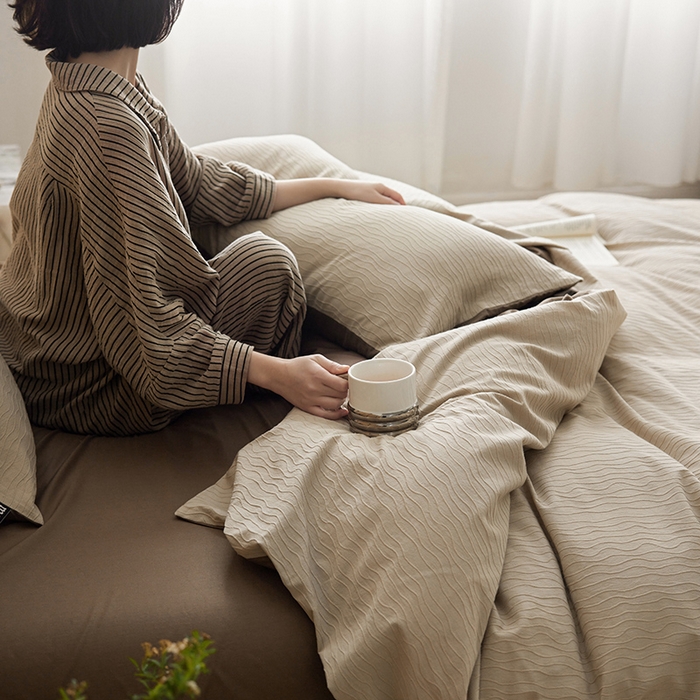 91家纺网 家纺一手货源 找家纺 风向标家纺 2025新款全棉波纹纱提花原木风四件套 波纹纱-星柔棕