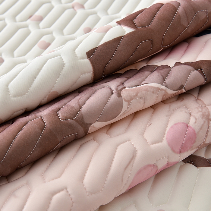 91家纺网 家纺一手货源 找家纺 （总）炫拼家纺 2025新款凉感丝印花床裙款乳胶凉席三件套