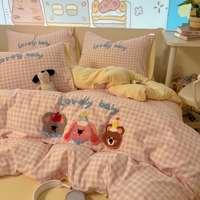 91家纺网 家纺一手货源 找家纺 2025新款专版高克重超萌卡通格子双拼毛巾绣软糯糯水洗棉四件套（场景二） 森林派对
