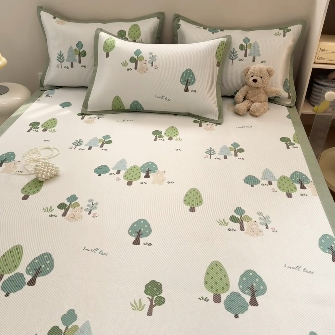 91家纺网 家纺一手货源 找家纺 2025新款懒猫600D数码印花冰藤凉席 森林小熊