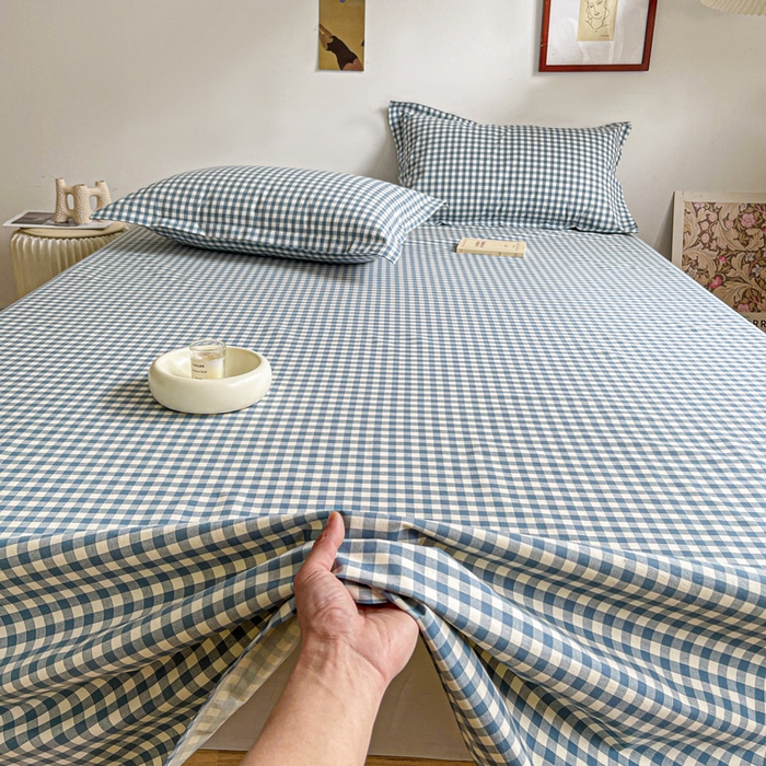 91家纺网 家纺一手货源 找家纺 久云居 2025新款亲肤舒适全棉色织防水床单 浅兰小格