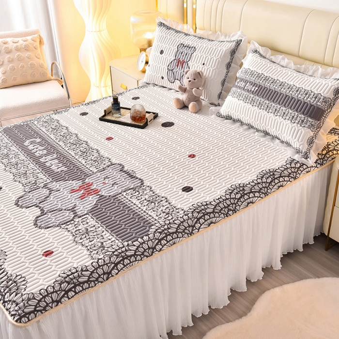 91家纺网 家纺一手货源 找家纺 炫拼家纺 2025新款凉感丝印花床裙款乳胶凉席三件套 黛莎