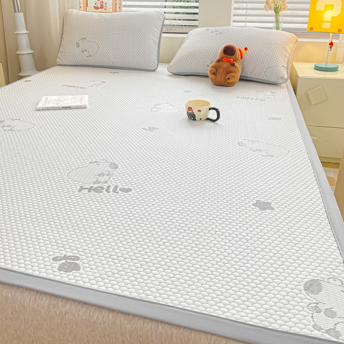 91家纺网 家纺一手货源 找家纺 春寻家纺 2025新款冰豆豆冰丝凉席-卡皮巴拉系列 床单款-卡皮巴拉-灰