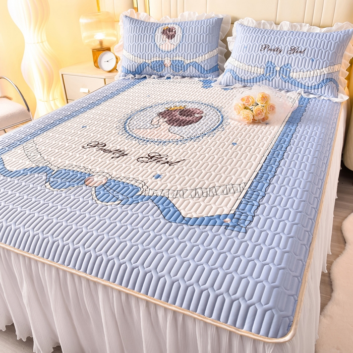 91家纺网 家纺一手货源 找家纺 炫拼家纺 2025新款凉感丝印花床裙款乳胶凉席三件套 艾莉公主