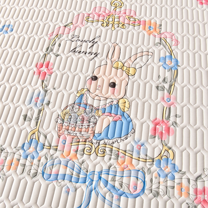 91家纺网 家纺一手货源 找家纺 炫拼家纺 2025新款凉感丝印花床裙款乳胶凉席三件套 彼得花园