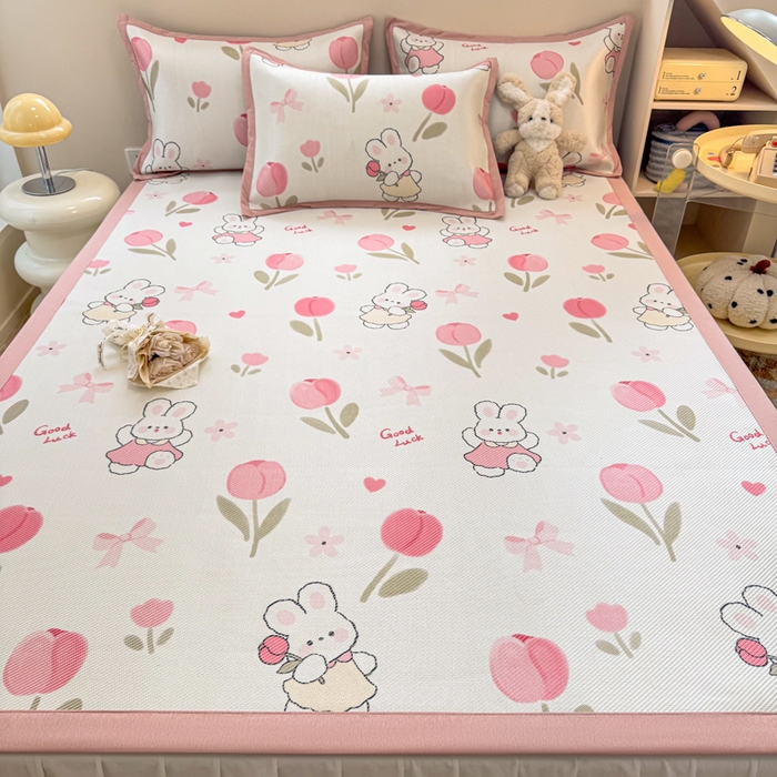 91家纺网 家纺一手货源 找家纺 2025新款懒猫600D数码印花冰藤凉席 花朵粉兔