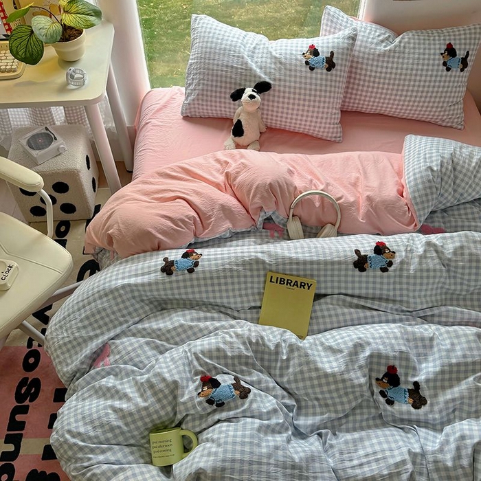 91家纺网 家纺一手货源 找家纺 耀达家居 2025新款A类水洗棉毛巾绣四件套 蓝格腊肠狗