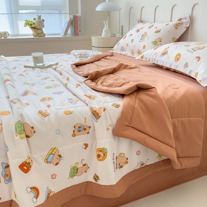 91家纺网 家纺一手货源 找家纺 宝士康家纺 2025新款10A抗菌针织夏被四件套 卡皮巴拉