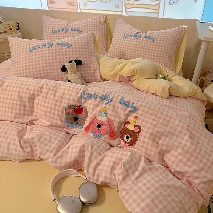 91家纺网 家纺一手货源 找家纺 2025新款专版高克重超萌卡通格子双拼毛巾绣软糯糯水洗棉四件套（场景二） 森林派对