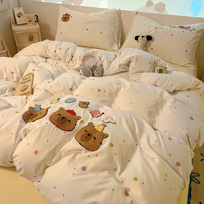 91家纺网 家纺一手货源 找家纺 2025新款专版高克重超萌卡通格子双拼毛巾绣软糯糯水洗棉四件套（场景二） 糖果卡皮巴拉