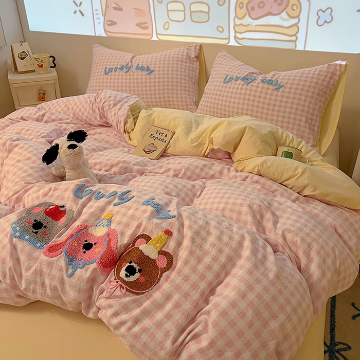 91家纺网 家纺一手货源 找家纺 2025新款专版高克重超萌卡通格子双拼毛巾绣软糯糯水洗棉四件套（场景二） 森林派对