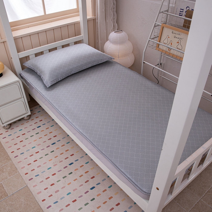 91家纺网 家纺一手货源 找家纺 凌云家纺  2025新款提花凉感冰丝席床笠款三明治凉席三件套 菱格-灰