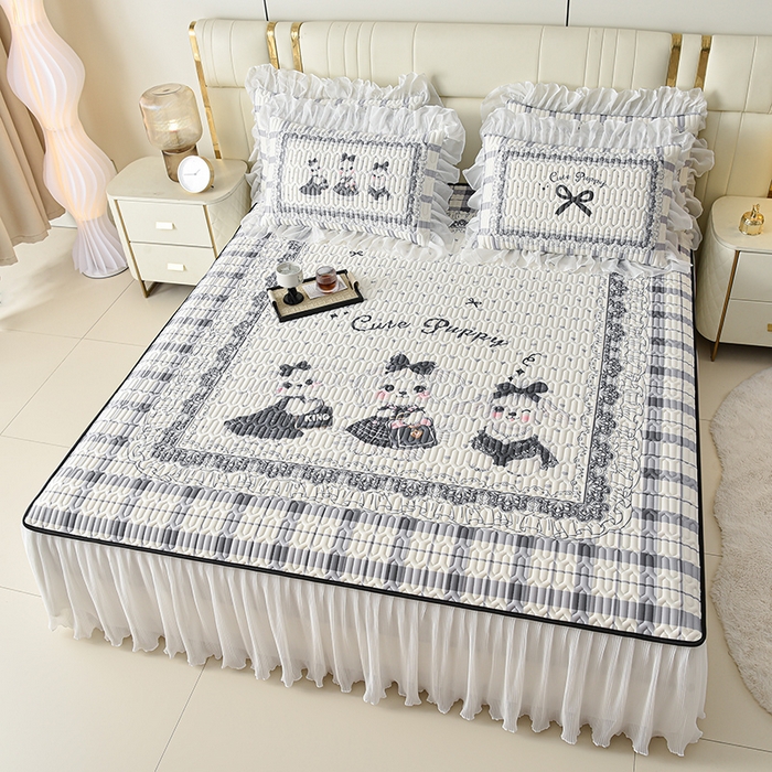 91家纺网 家纺一手货源 找家纺 炫拼家纺 2025新款凉感丝印花床裙款乳胶凉席三件套 玛丽狗