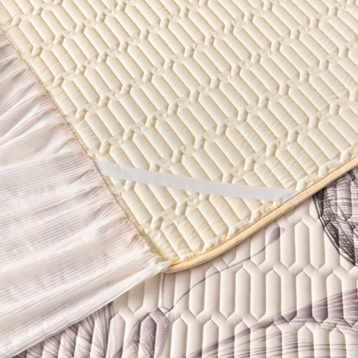 91家纺网 家纺一手货源 找家纺 炫拼家纺 2025新款凉感丝印花床裙款乳胶凉席三件套 梦幻蝶