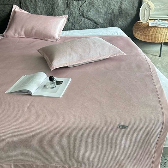 91家纺网 家纺一手货源 找家纺 美丽坊 2025新款轻奢三明治冰藤抗菌凉席三件套 卡曼粉