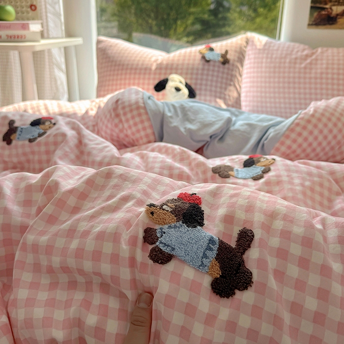 91家纺网 家纺一手货源 找家纺 耀达家居 2025新款A类水洗棉毛巾绣四件套 粉格腊肠狗