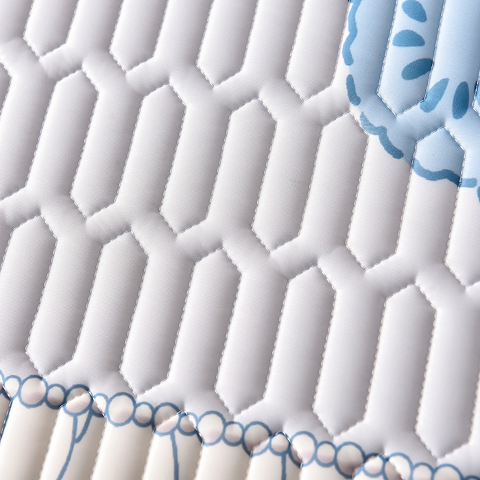 91家纺网 家纺一手货源 找家纺 炫拼家纺 2025新款凉感丝印花床裙款乳胶凉席三件套 芭比兔