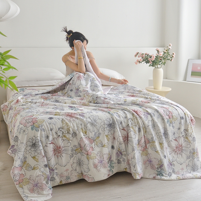 91家纺网 家纺一手货源 找家纺 梦恬佳 2025新款印花凉感丝夏凉被 风吟