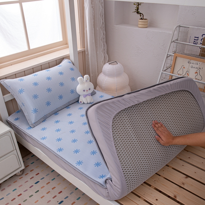 91家纺网 家纺一手货源 找家纺 凌云家纺  2025新款提花凉感冰丝席床笠款三明治凉席三件套 雪漾-蓝