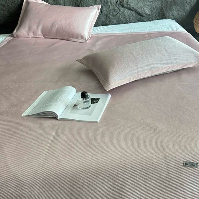 91家纺网 家纺一手货源 找家纺 美丽坊 2025新款轻奢三明治冰藤抗菌凉席三件套 卡曼粉