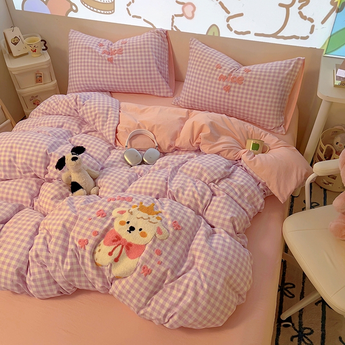 91家纺网 家纺一手货源 找家纺 2025新款专版高克重超萌卡通格子双拼毛巾绣软糯糯水洗棉四件套（场景二） 蝴蝶结羊驼