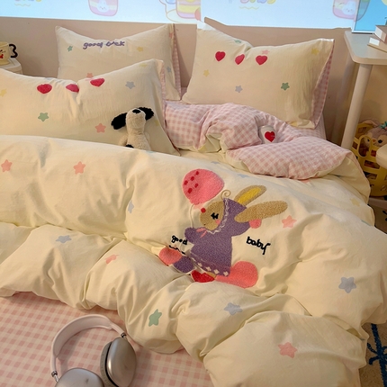 91家纺网 家纺一手货源 找家纺 （总）2025新款专版高克重超萌卡通格子双拼毛巾绣软糯糯水洗棉四件套（场景二）