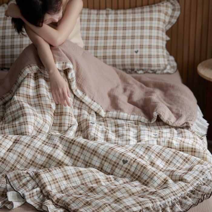 91家纺网 家纺一手货源 找家纺 安莱生活 2025新款全棉精梳棉双层纱绉纱数码印花夏凉被 海派甜心-卡其  夏被