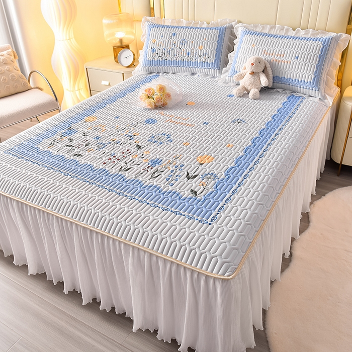 91家纺网 家纺一手货源 找家纺 炫拼家纺 2025新款凉感丝印花床裙款乳胶凉席三件套 夏薇花