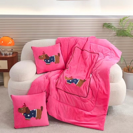 91家纺网 家纺一手货源 找家纺 枕芯真意 2025新款毛巾绣刺绣小狗系列多功能抱枕被--腊肠狗 腊肠狗-玫红色