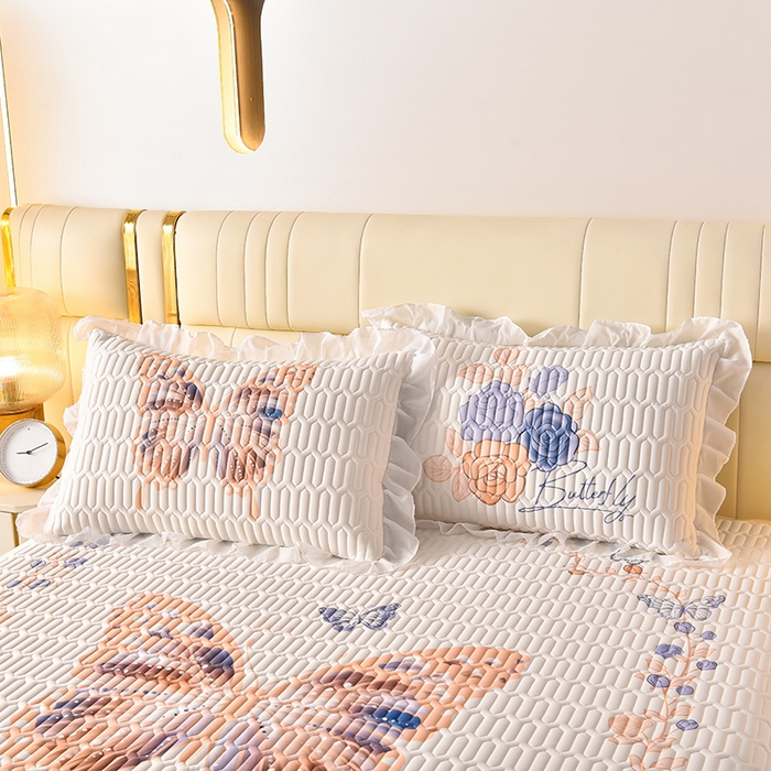 91家纺网 家纺一手货源 找家纺 炫拼家纺 2025新款凉感丝印花床裙款乳胶凉席三件套 蝶恋