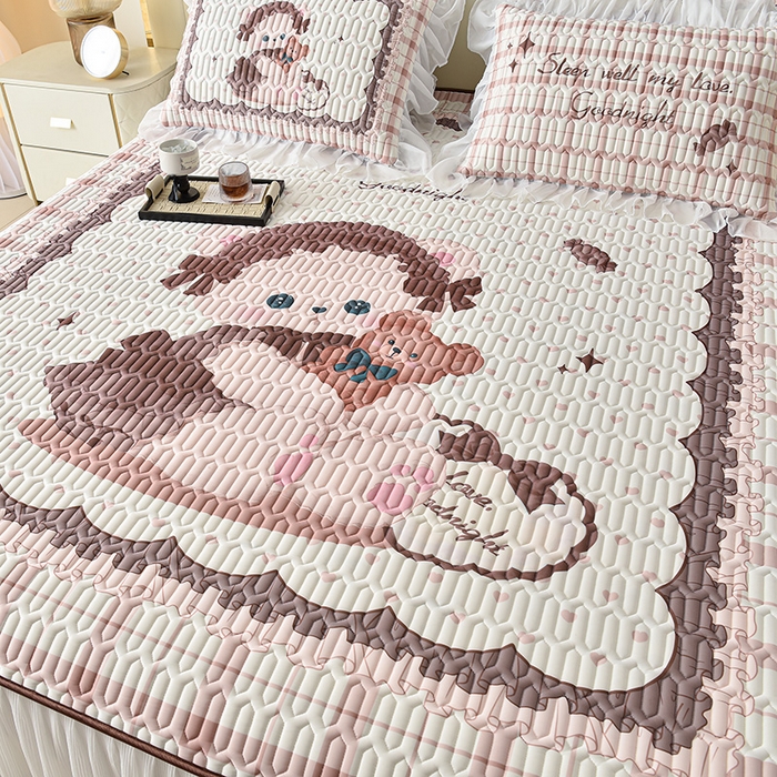 91家纺网 家纺一手货源 找家纺 炫拼家纺 2025新款凉感丝印花床裙款乳胶凉席三件套 可可熊