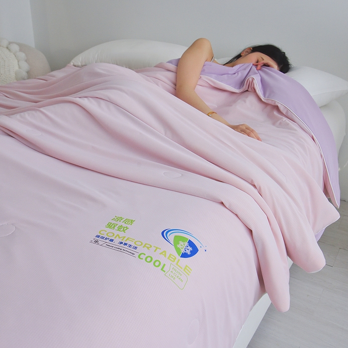 91家纺网 家纺一手货源 找家纺 梦恬佳 2025新款凉感驱蚊夏凉被 冰莓粉