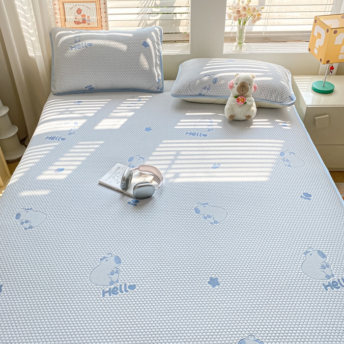 91家纺网 家纺一手货源 找家纺 （总）春寻家纺 2025新款直播爆款卡皮巴拉系列凉豆豆冰丝凉席三件套床单款床笠款可水洗机洗夏季凉感冰豆豆空调席软席子