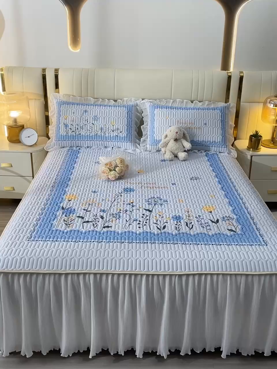 91家纺网 家纺一手货源 找家纺 炫拼家纺 2025新款凉感丝印花床裙款乳胶凉席三件套 夏薇花