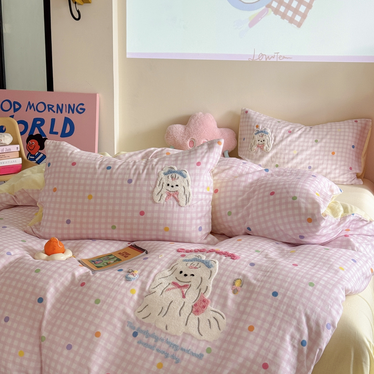 91家纺网 家纺一手货源 找家纺 柚子 2025春夏新款全棉纯棉双层纱毛巾绣四件套 美蒂狗