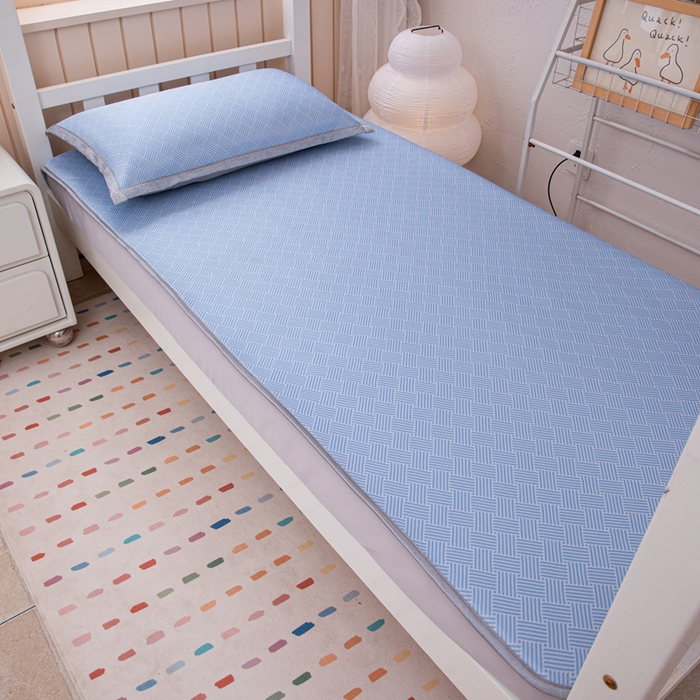 91家纺网 家纺一手货源 找家纺 凌云家纺  2025新款提花凉感冰丝席床笠款三明治凉席三件套 菱格-蓝