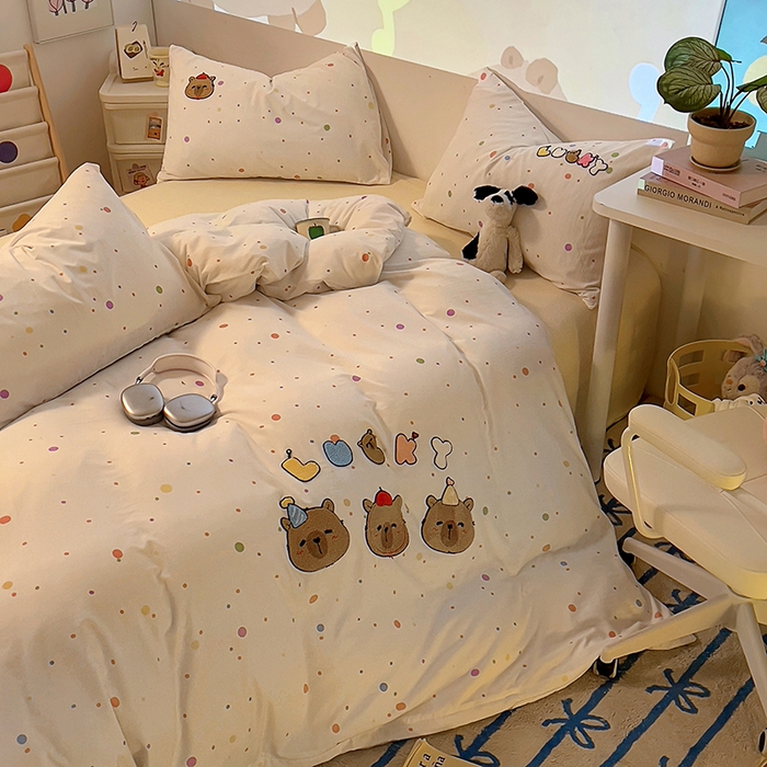 91家纺网 家纺一手货源 找家纺 2025新款专版高克重超萌卡通格子双拼毛巾绣软糯糯水洗棉四件套（场景二） 糖果卡皮巴拉