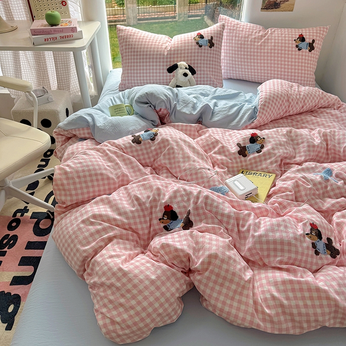 91家纺网 家纺一手货源 找家纺 耀达家居 2025新款A类水洗棉毛巾绣四件套 粉格腊肠狗