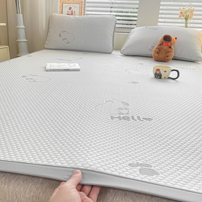 91家纺网 家纺一手货源 找家纺 春寻家纺 2025新款冰豆豆冰丝凉席-卡皮巴拉系列 床单款-卡皮巴拉-灰