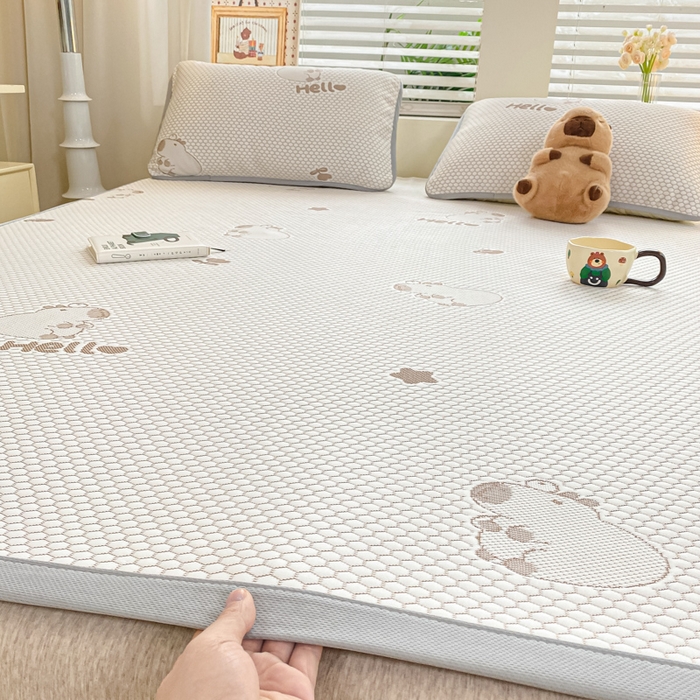 91家纺网 家纺一手货源 找家纺 春寻家纺 2025新款冰豆豆冰丝凉席-卡皮巴拉系列 床单款-卡皮巴拉-咖