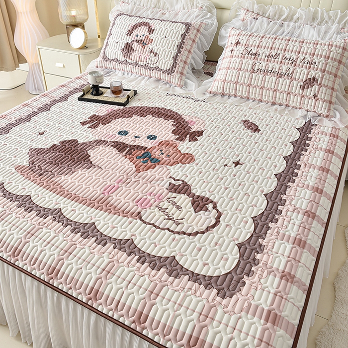 91家纺网 家纺一手货源 找家纺 炫拼家纺 2025新款凉感丝印花床裙款乳胶凉席三件套 可可熊