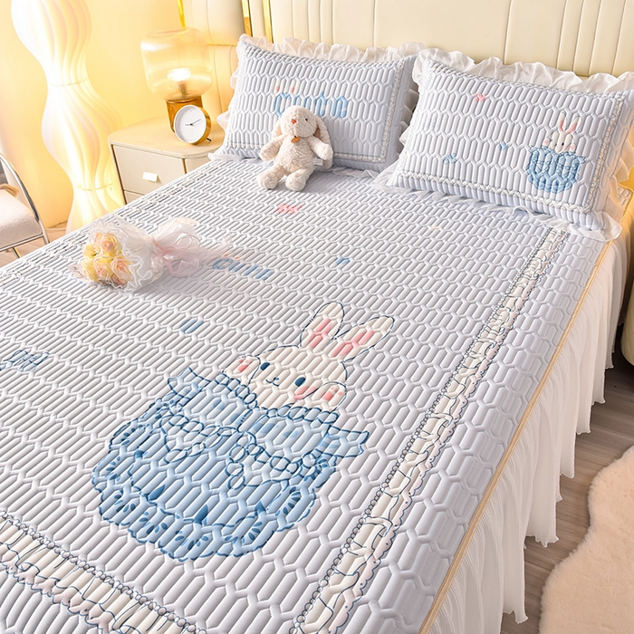 91家纺网 家纺一手货源 找家纺 炫拼家纺 2025新款凉感丝印花床裙款乳胶凉席三件套 芭比兔