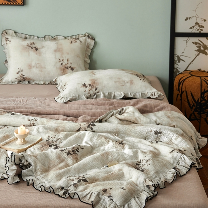 91家纺网 家纺一手货源 找家纺 安莱生活 2025新款全棉精梳棉双层纱绉纱数码印花夏凉被 云屿间-咖  夏被