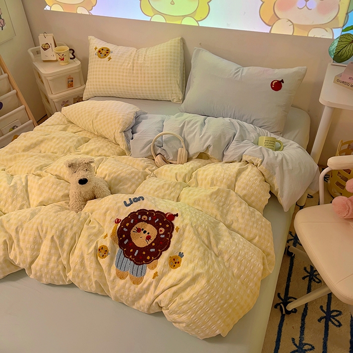 91家纺网 家纺一手货源 找家纺 2025新款专版高克重超萌卡通格子双拼毛巾绣软糯糯水洗棉四件套（场景二） 狮子饼干