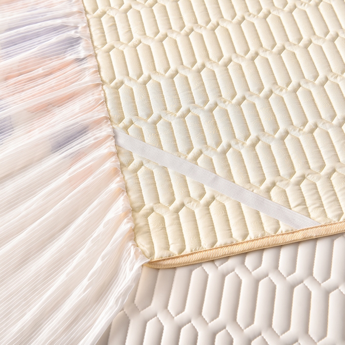 91家纺网 家纺一手货源 找家纺 炫拼家纺 2025新款凉感丝印花床裙款乳胶凉席三件套 蝶恋