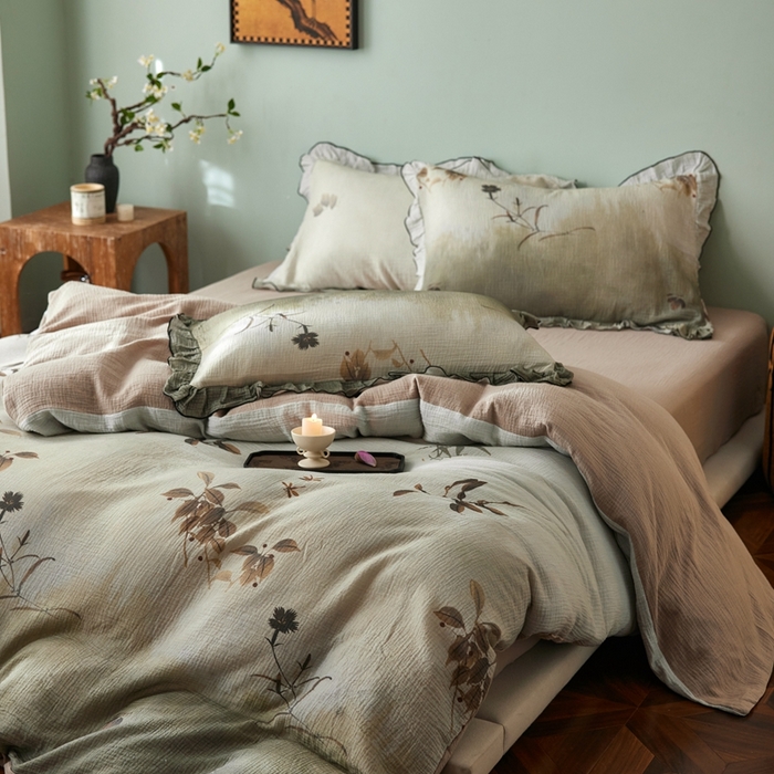 91家纺网 家纺一手货源 找家纺 安莱生活 2025新款全棉精梳棉双层纱绉纱数码印花四件套 烟雨江南-绿