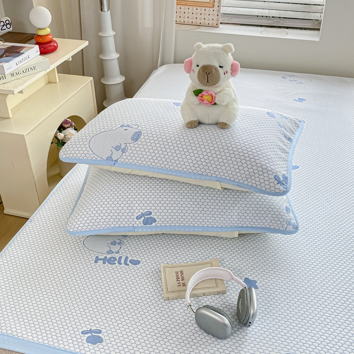 91家纺网 家纺一手货源 找家纺 春寻家纺 2025新款冰豆豆冰丝凉席-卡皮巴拉系列 床单款-卡皮巴拉-蓝