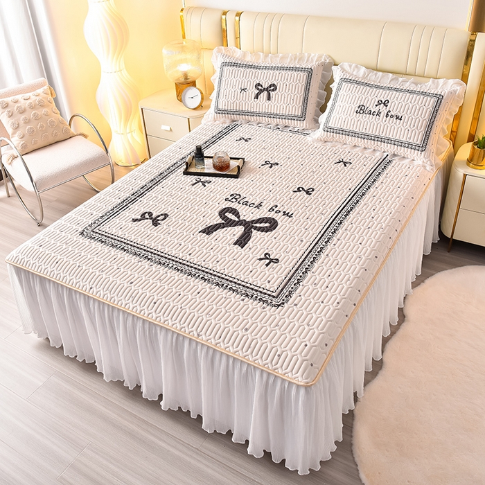 91家纺网 家纺一手货源 找家纺 炫拼家纺 2025新款凉感丝印花床裙款乳胶凉席三件套 可可少女